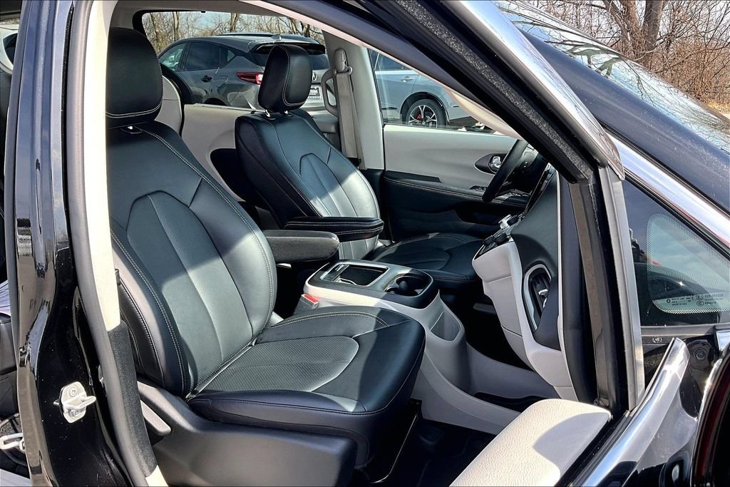 Used 2024 Chrysler Pacifica Touring-L FWD image 9