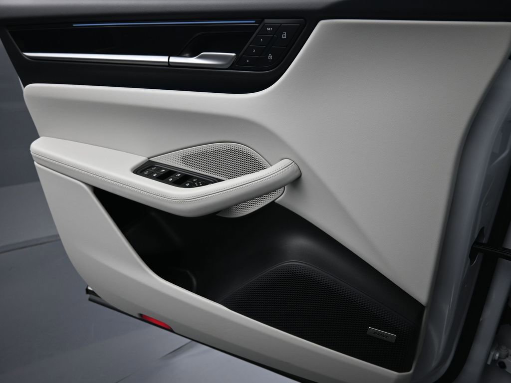 Certified 2025 Porsche Macan Electric image 23