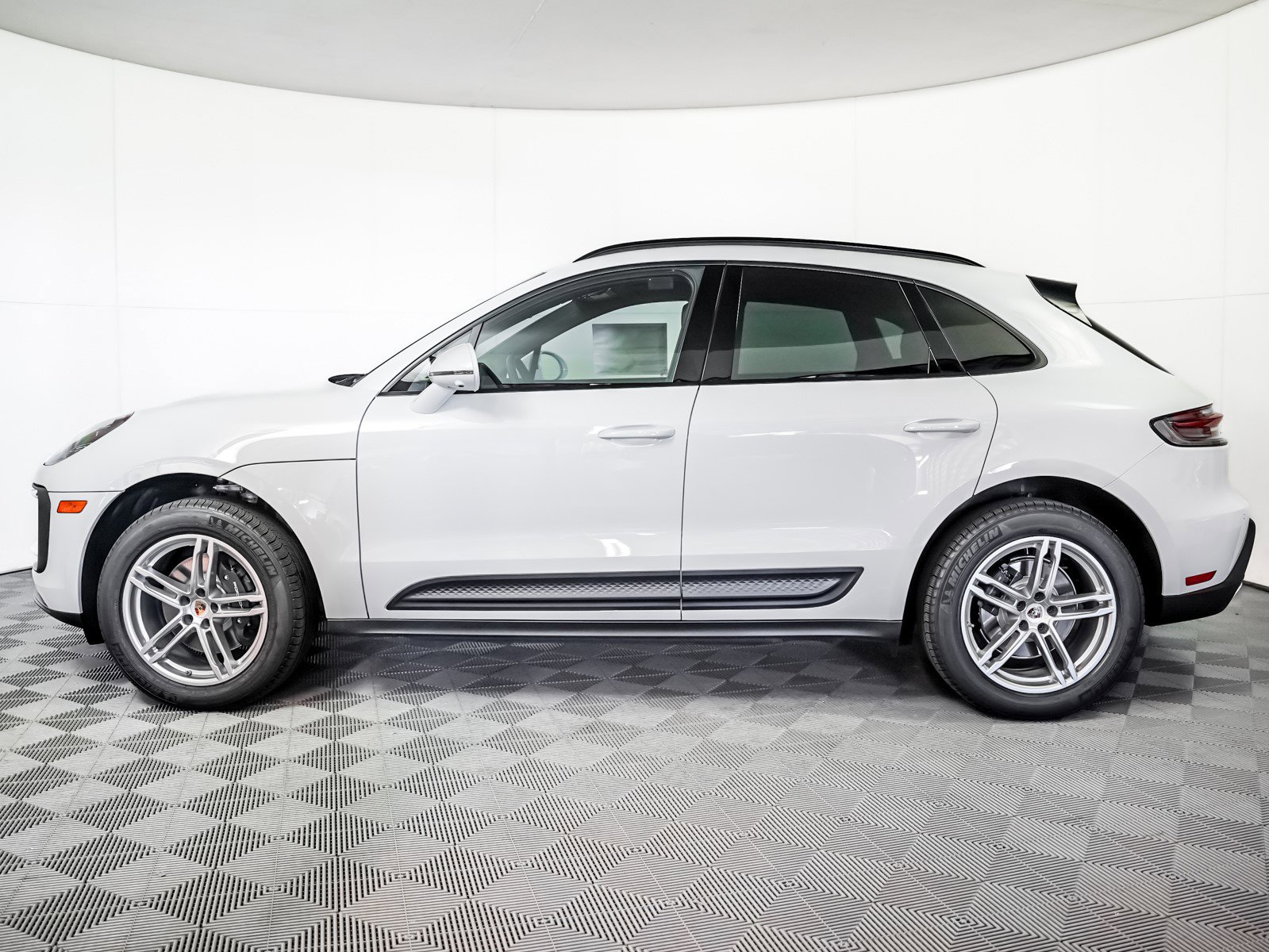 New 2026 Porsche Macan image 2