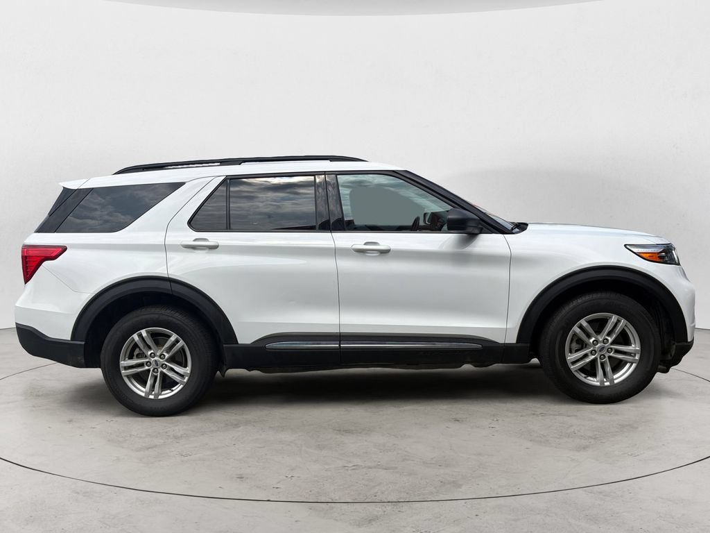 Used 2022 Ford Explorer XLT AWD/4WD image 2