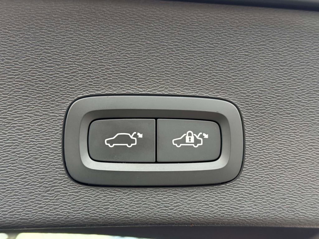 Used 2023 Volvo C40 P8 Recharge Ultimate w/ Protection Package Premier image 18