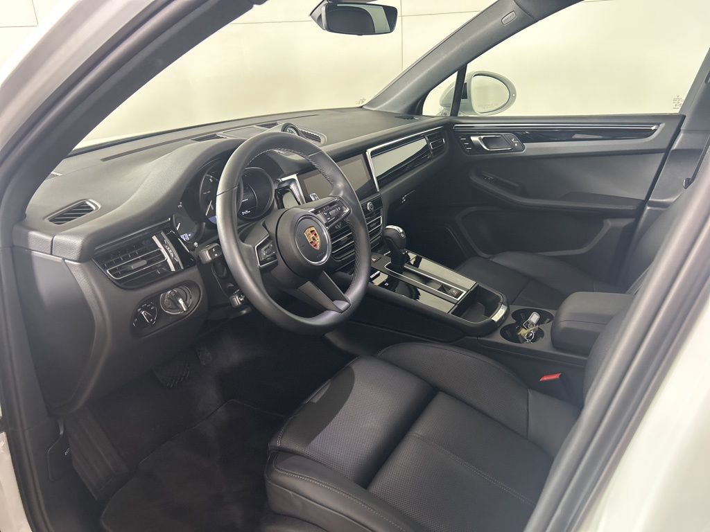 Certified 2025 Porsche Macan image 4
