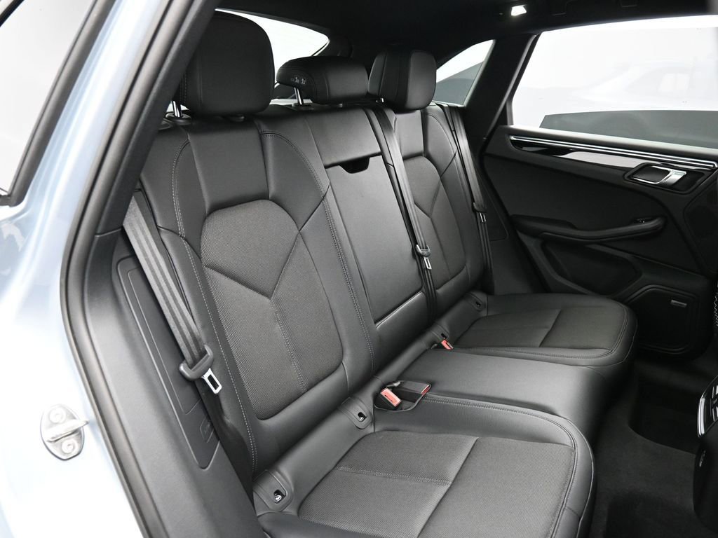 Certified 2025 Porsche Macan image 26
