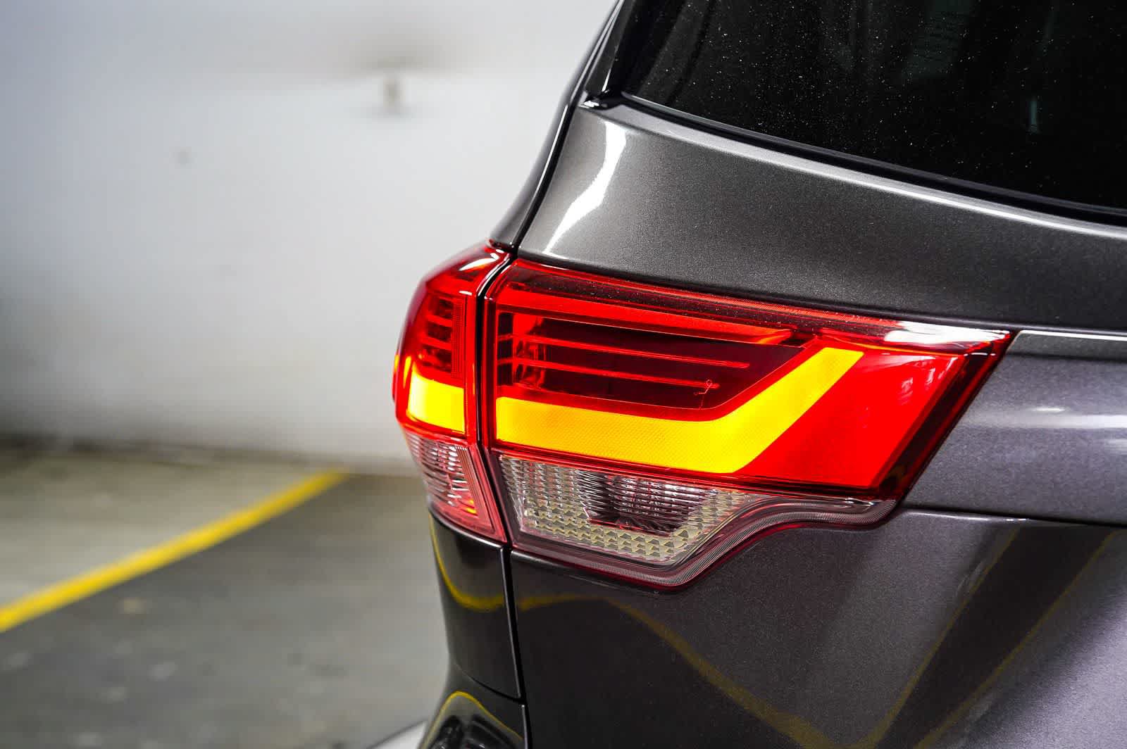 Certified 2019 Toyota Highlander XLE w/ Carpet Mat Package (TMS) FWD image 12