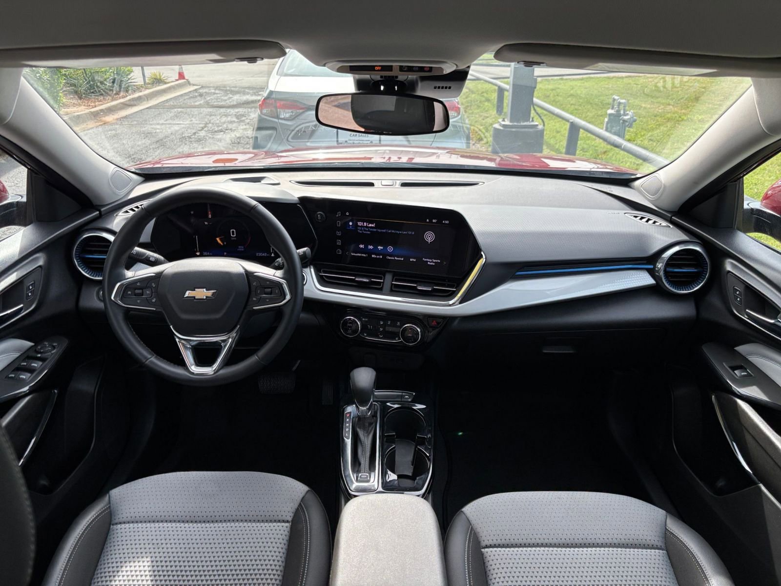 Used 2025 Chevrolet Trax LT w/ LT Convenience Package FWD image 32