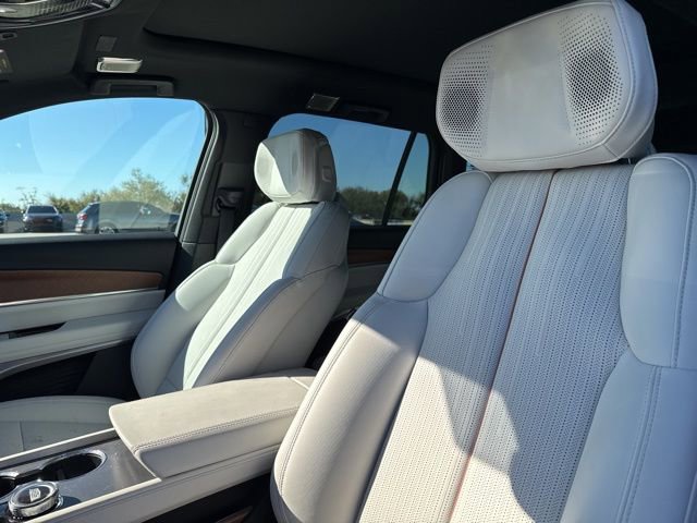 Used 2026 Cadillac Vistiq Luxury image 14