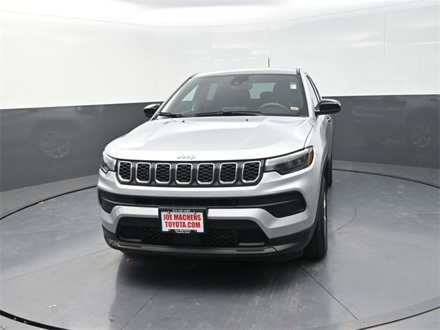 Used 2025 Jeep Compass Sport image 2