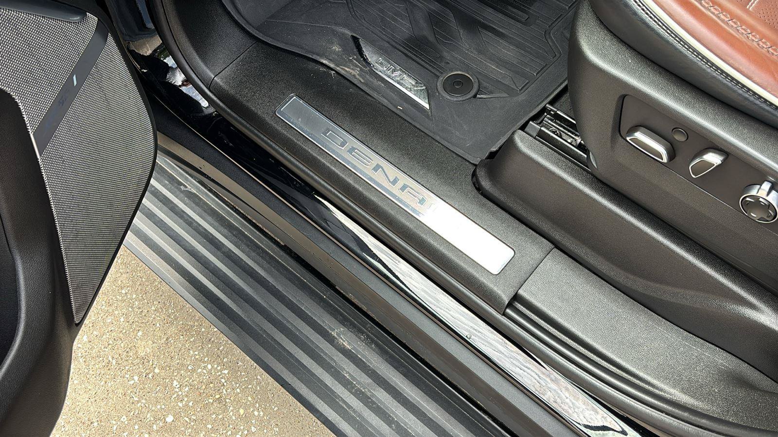 Certified 2023 GMC Yukon XL Denali Ultimate w/ LPO, Floor Liner Package AWD/4WD image 17