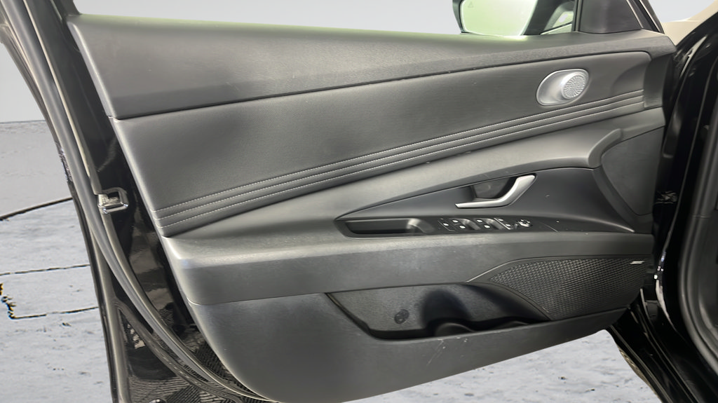 Used 2022 Hyundai Elantra Limited w/ Cargo Package FWD image 9