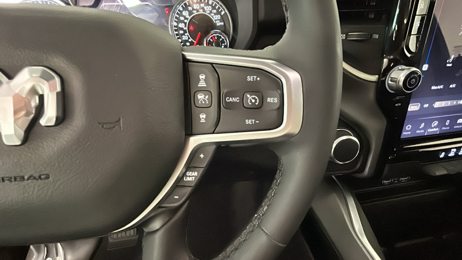 Used 2025 RAM 1500 4x4 Crew Cab image 20