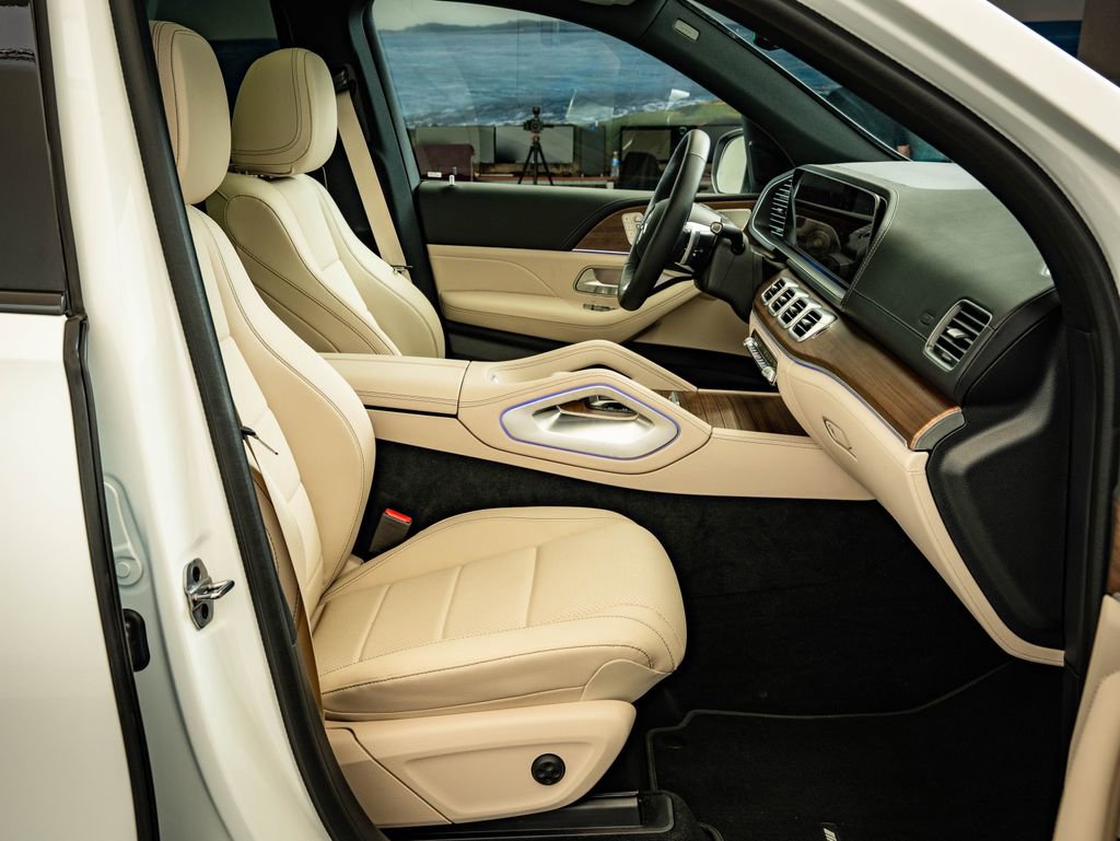Used 2025 Mercedes-Benz GLS 450 4MATIC image 25