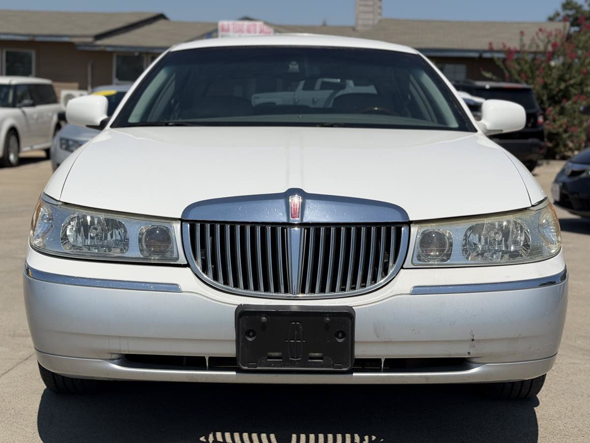 Used 2002 Lincoln Town Car Signature RWD image 2