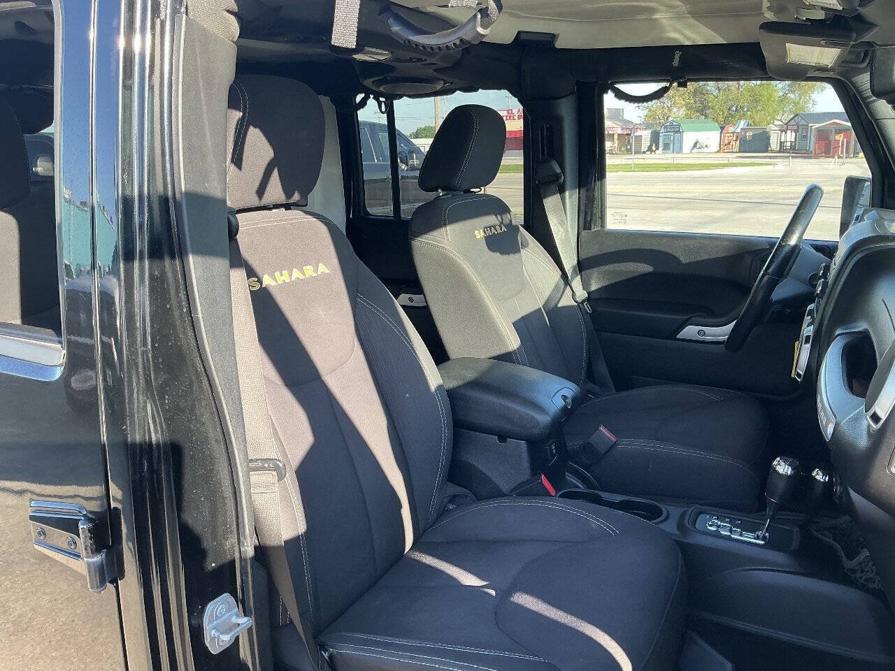 Used 2014 Jeep Wrangler Unlimited Sahara w/ Connectivity Group AWD/4WD image 16