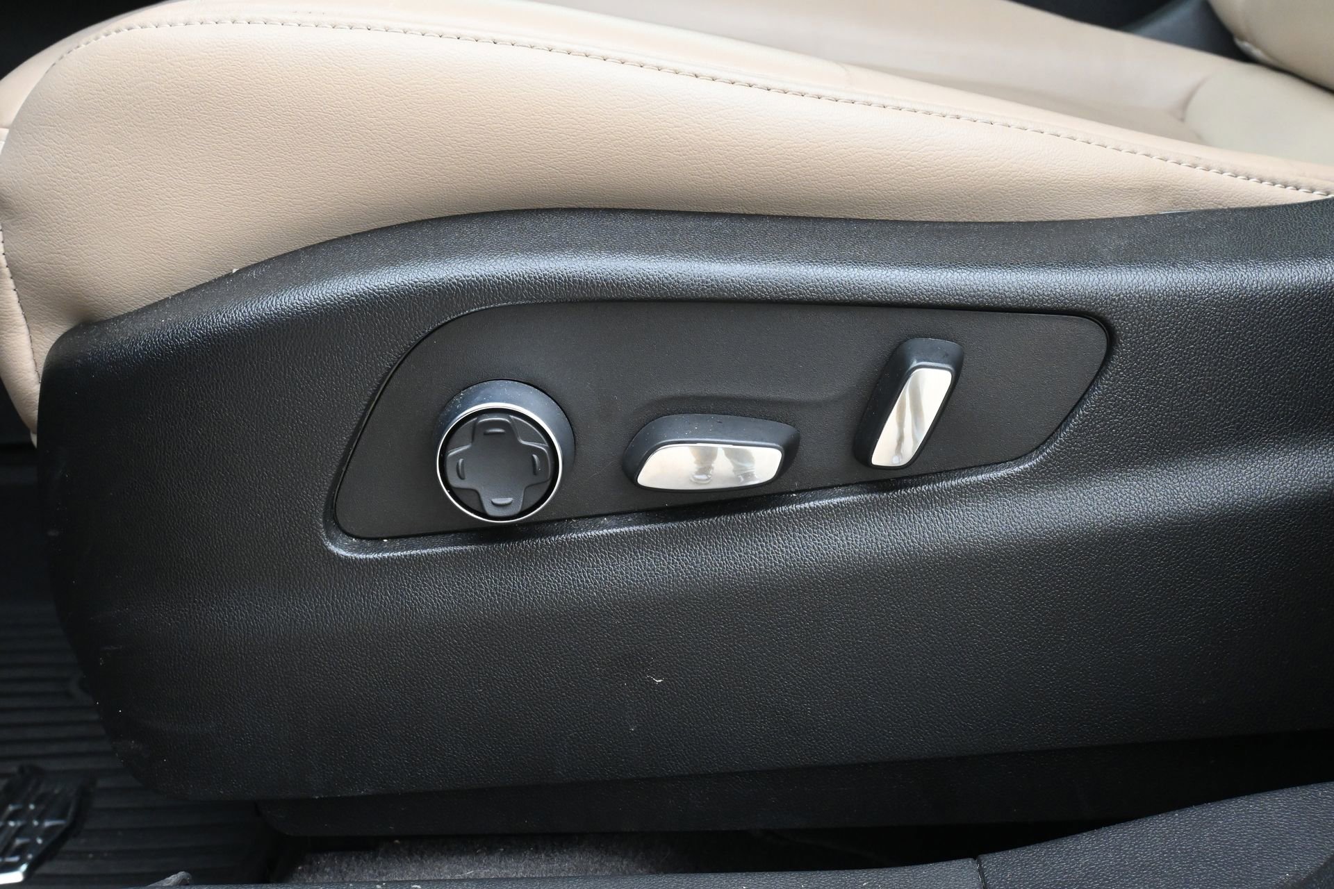 Used 2024 Cadillac XT4 Premium Luxury w/ Cold Weather Package FWD image 16