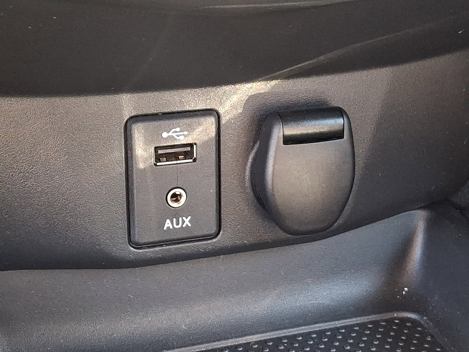 Used 2016 Nissan Rogue SV w/ SV Premium Package image 24