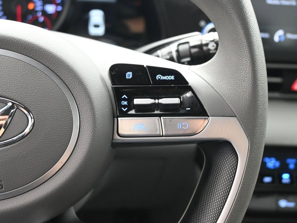 Used 2023 Hyundai Elantra SEL image 2