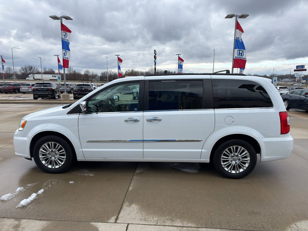 Used 2015 Chrysler Town & Country Touring-L w/ Driver Convenience Group FWD image 8