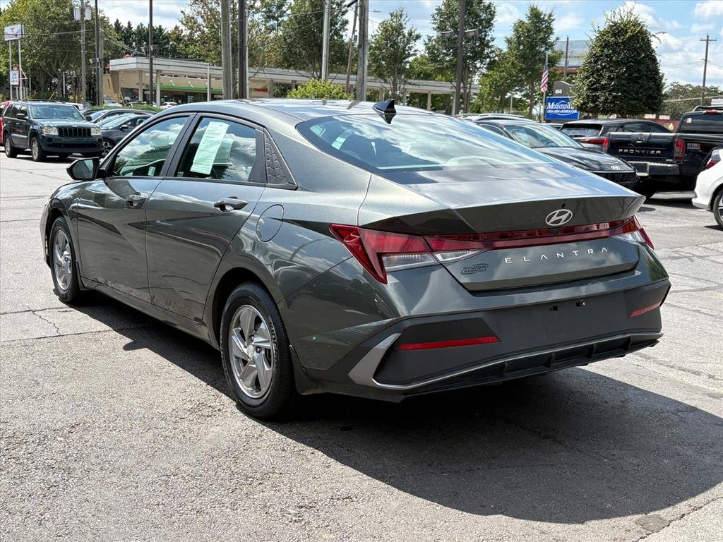 Used 2024 Hyundai Elantra SE FWD image 4