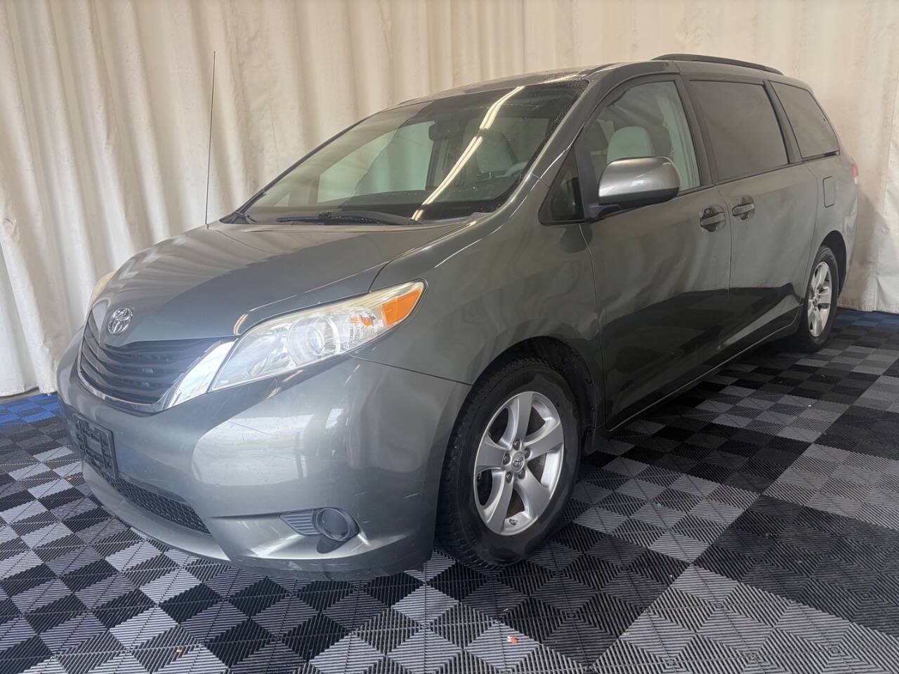 Used 2013 Toyota Sienna LE FWD image 2