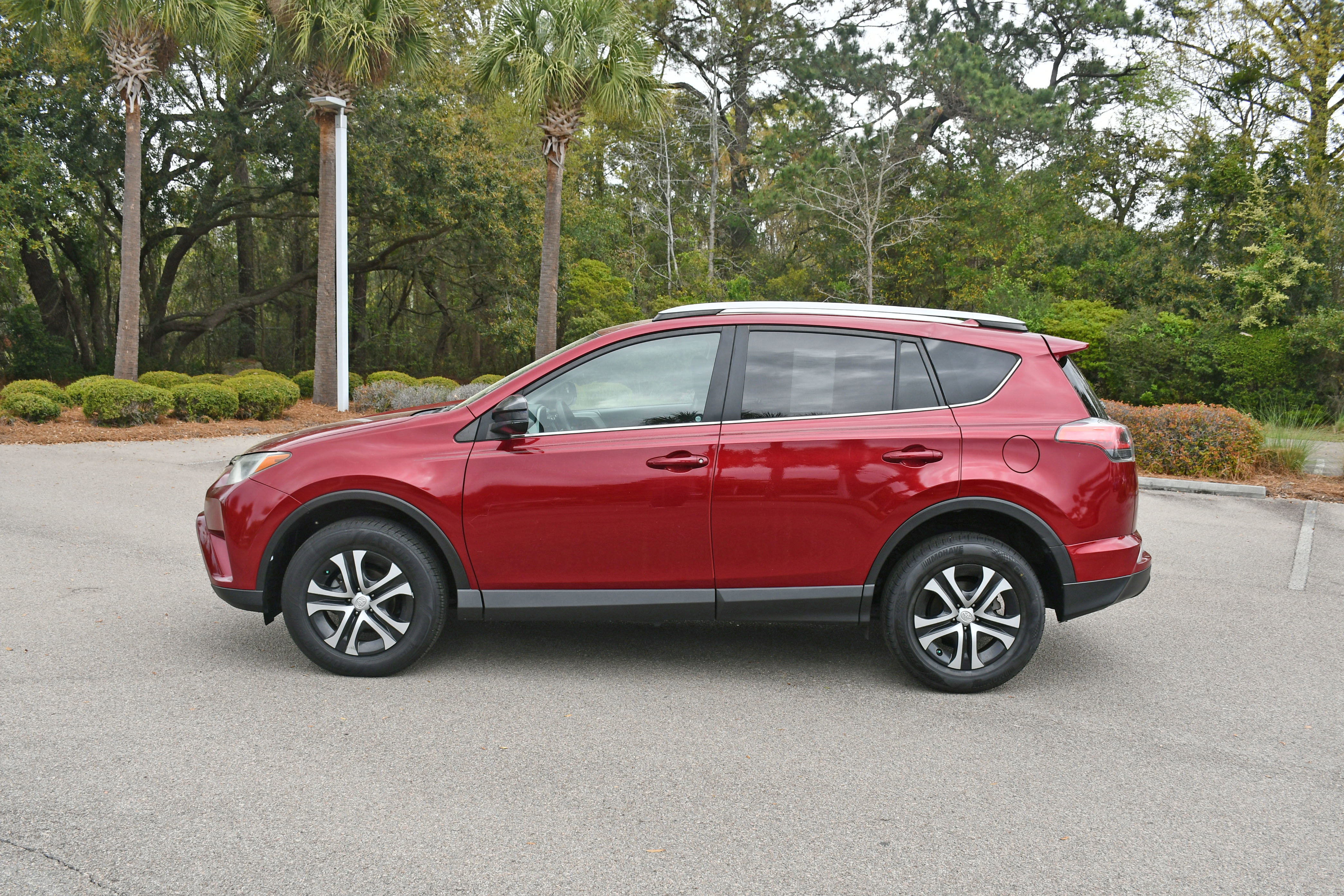 Used 2018 Toyota RAV4 LE FWD image 5