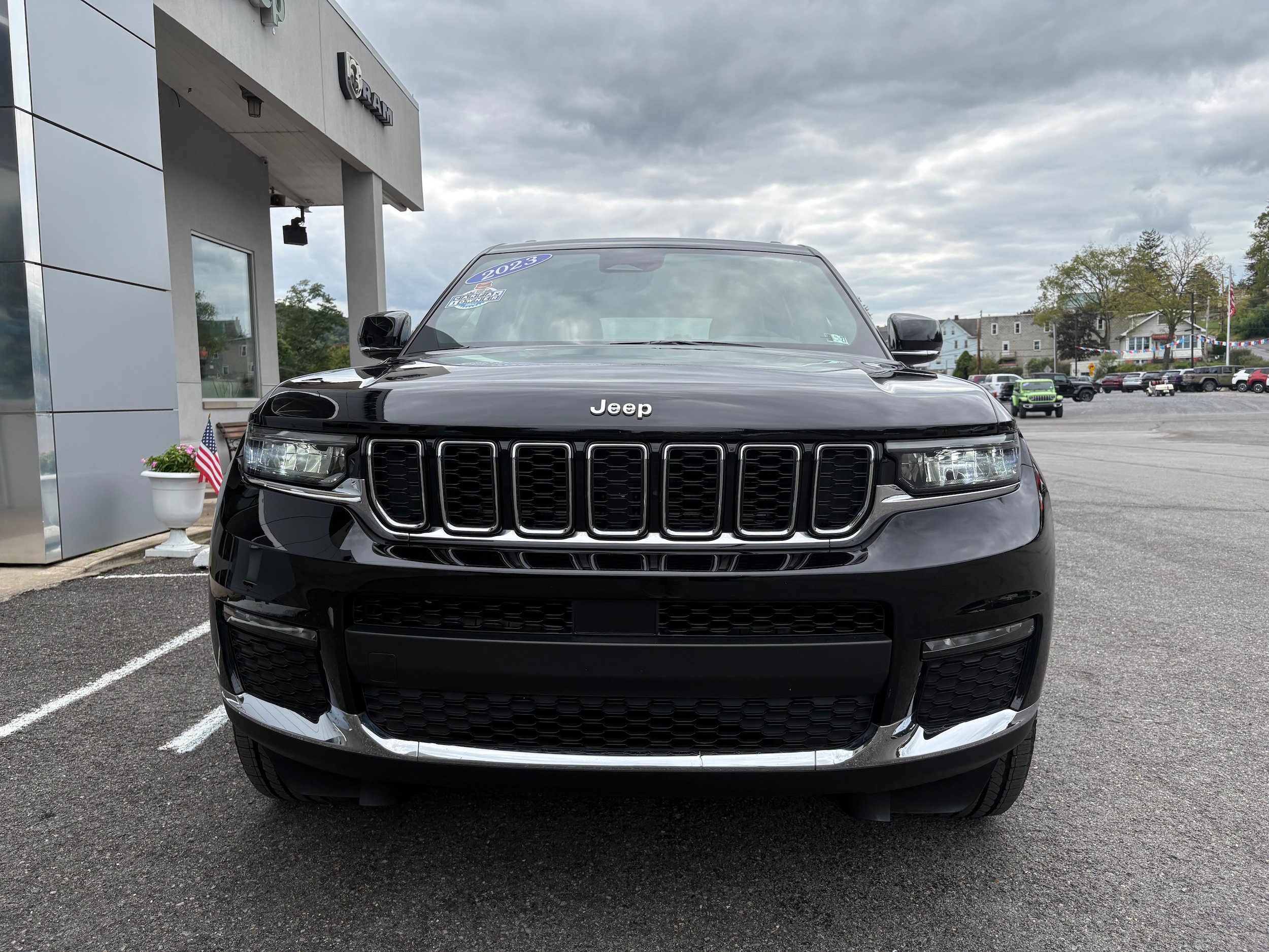Used 2023 Jeep Grand Cherokee L Limited AWD/4WD image 4