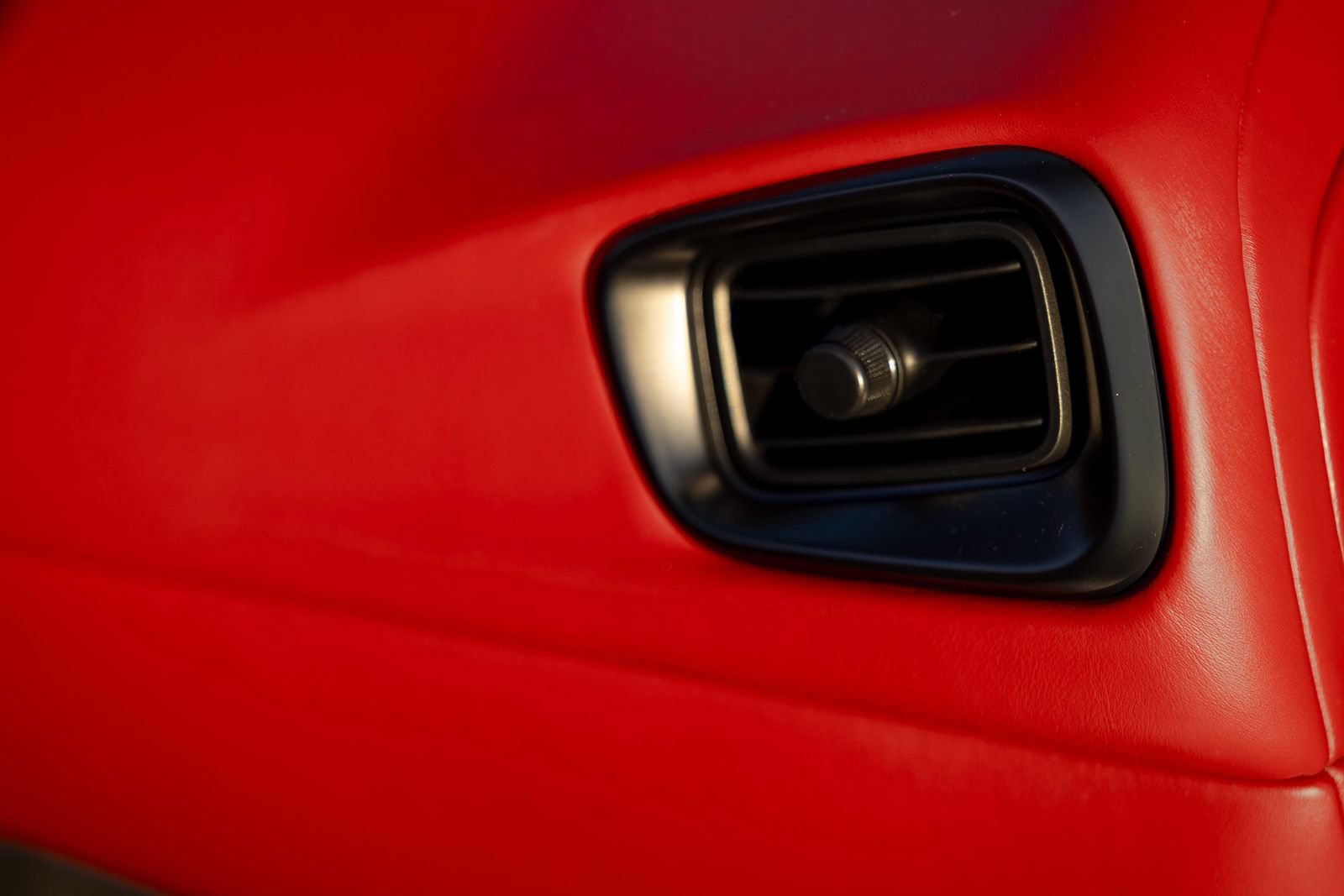 Used 2023 Aston Martin V8 Vantage Roadster RWD image 17