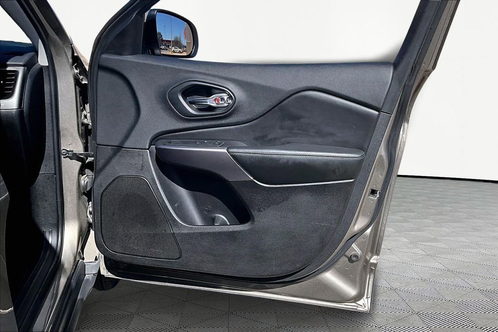 Used 2019 Jeep Cherokee Latitude w/ Cold Weather Group AWD/4WD image 23