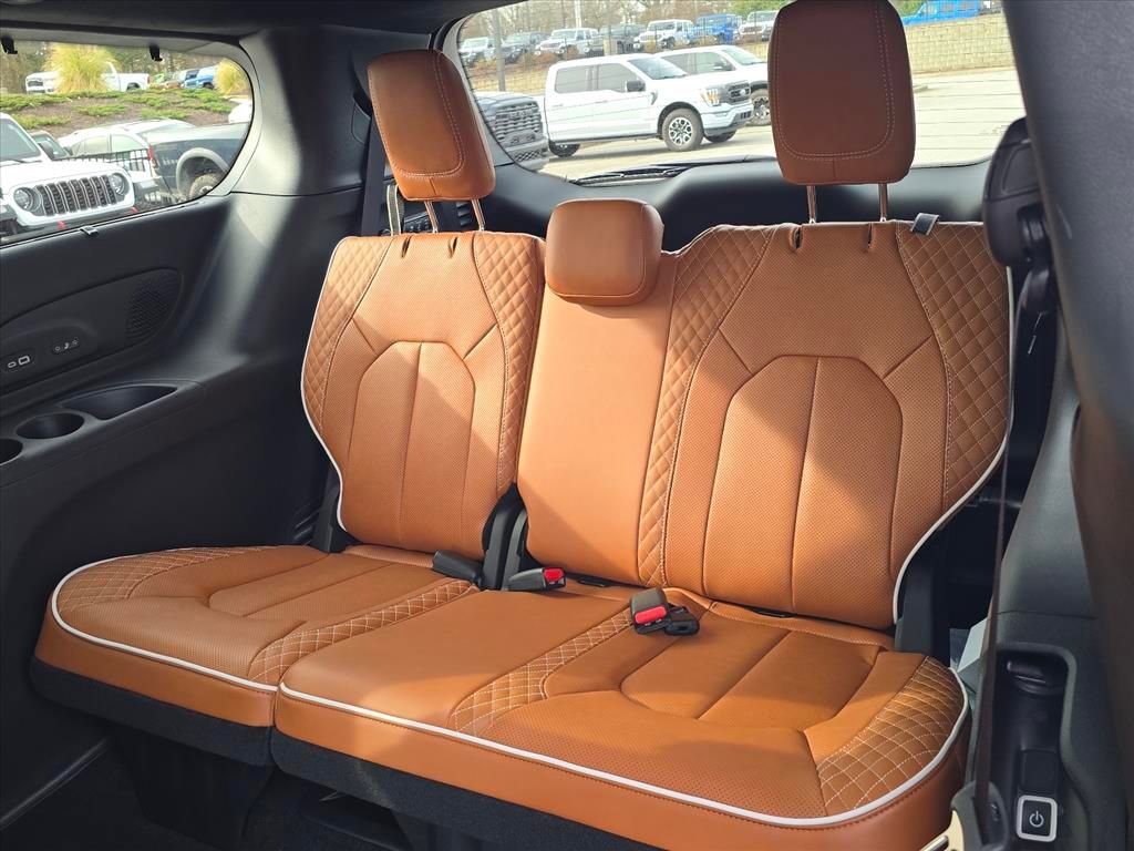 New 2026 Chrysler Pacifica Pinnacle w/ Trailer Tow Group AWD/4WD image 7