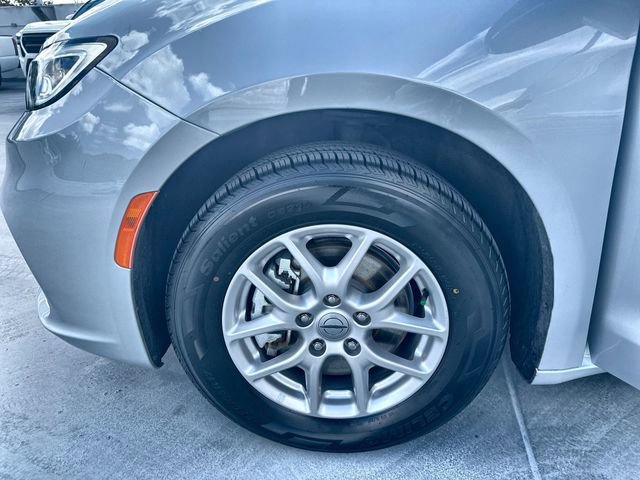 Used 2024 Chrysler Pacifica Touring-L image 19