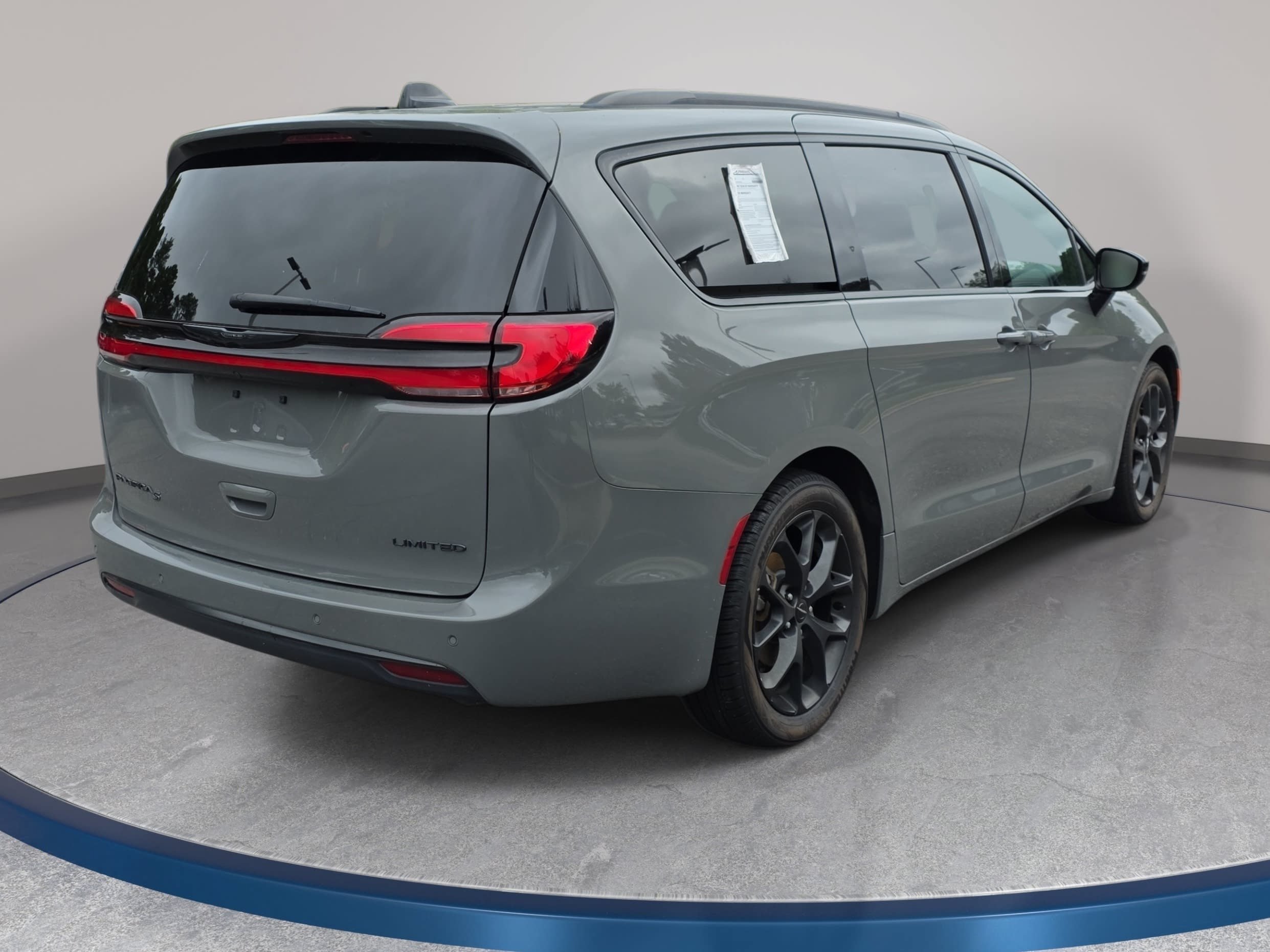 Used 2025 Chrysler Pacifica Limited FWD image 5