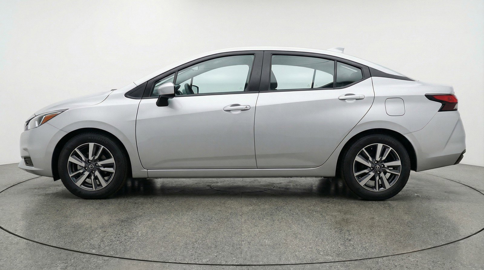 Used 2025 Nissan Versa SV image 5