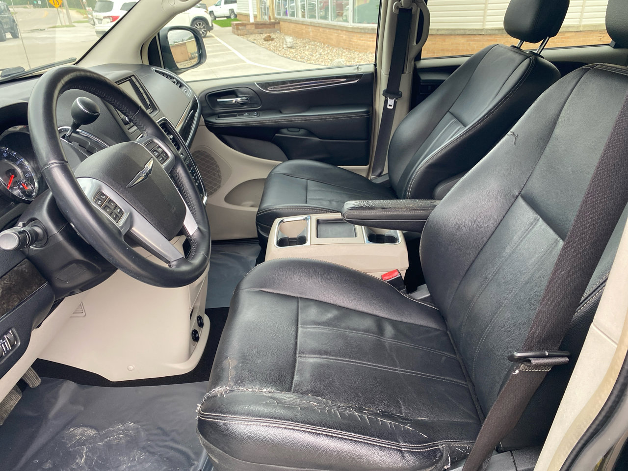 Used 2013 Chrysler Town & Country Touring image 15