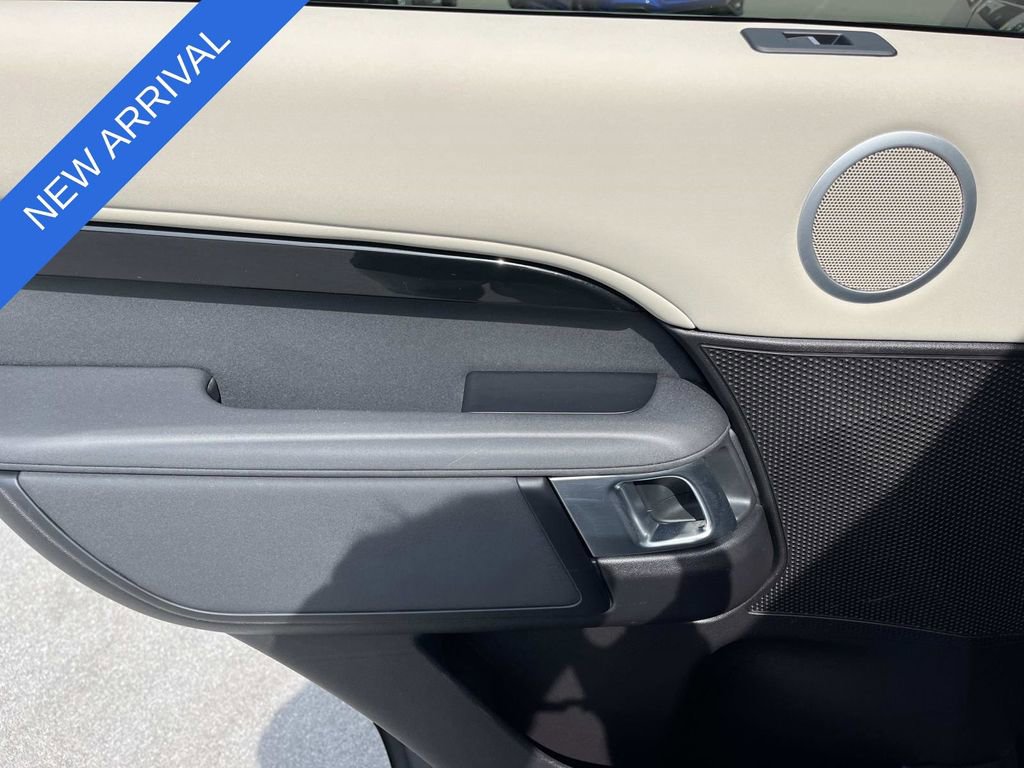 Used 2018 Land Rover Discovery SE image 19