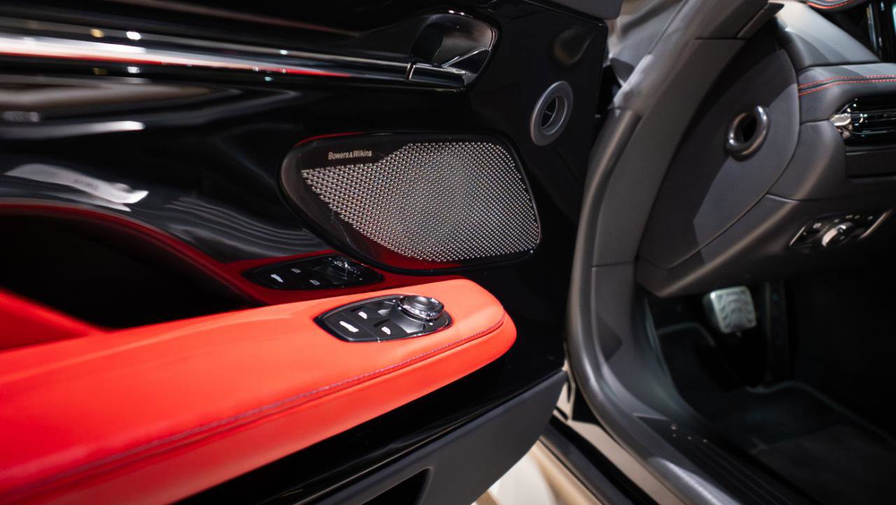 Used 2024 Aston Martin DB12 Coupe RWD image 27