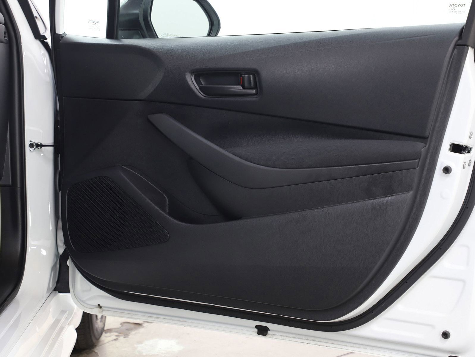 Used 2025 Toyota Corolla LE FWD image 9