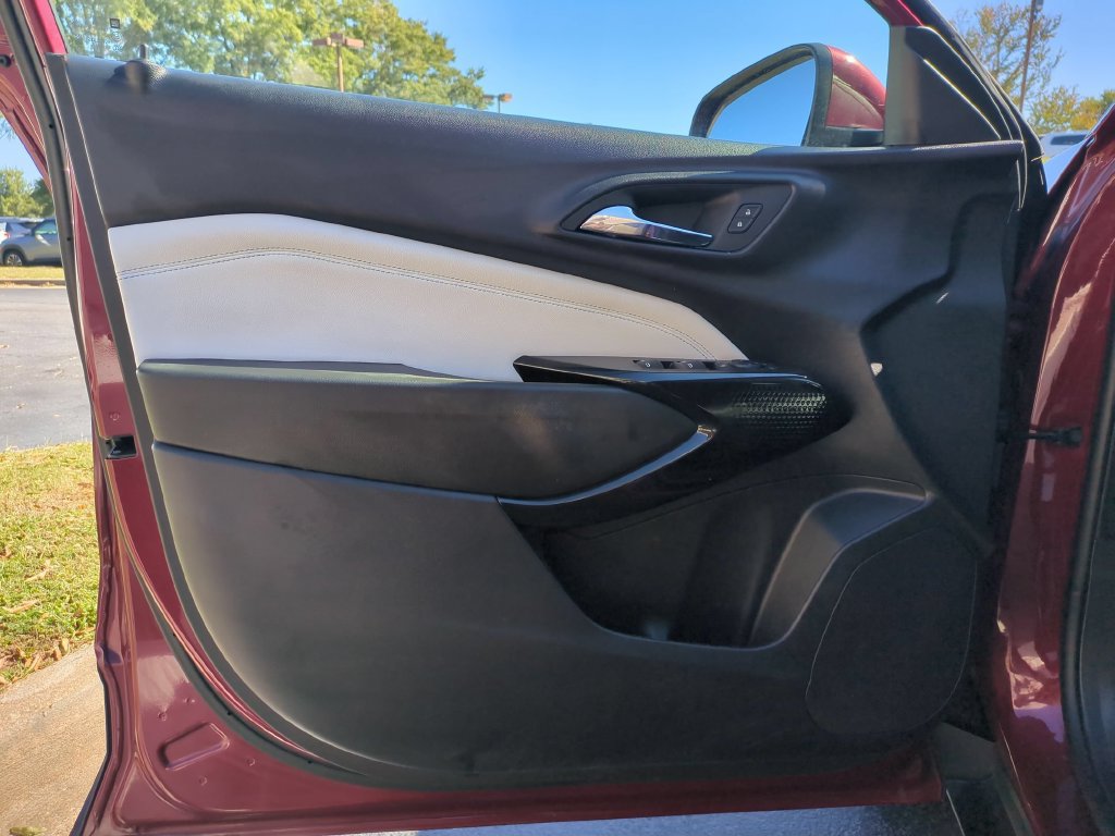 Used 2025 Chevrolet Trax LT w/ LT Convenience Package FWD image 11