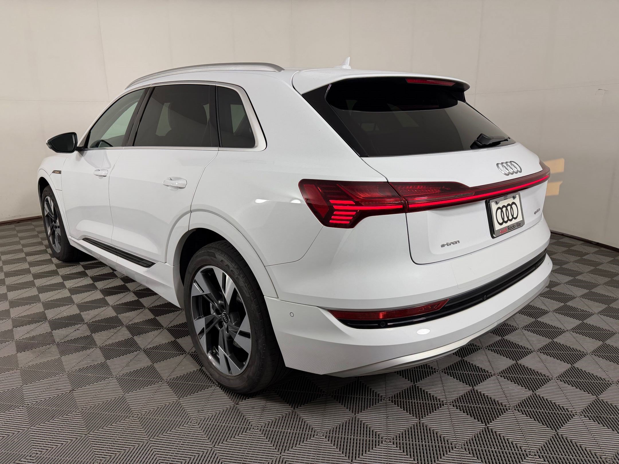 Certified 2023 Audi e-tron Premium Plus w/ Premium Plus Package AWD/4WD image 3