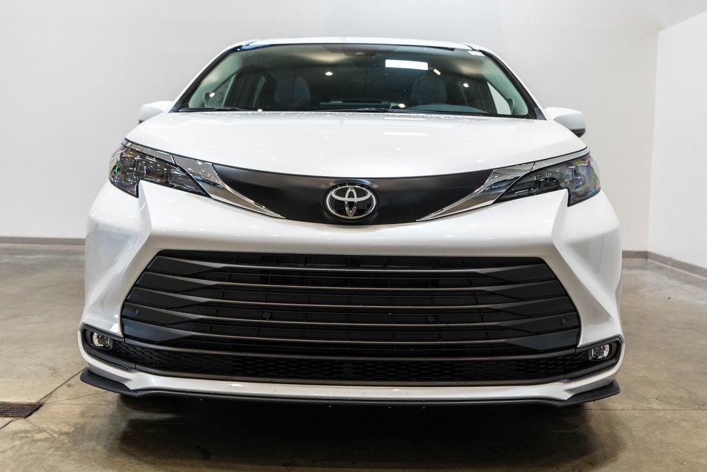 New 2026 Toyota Sienna XLE FWD image 2