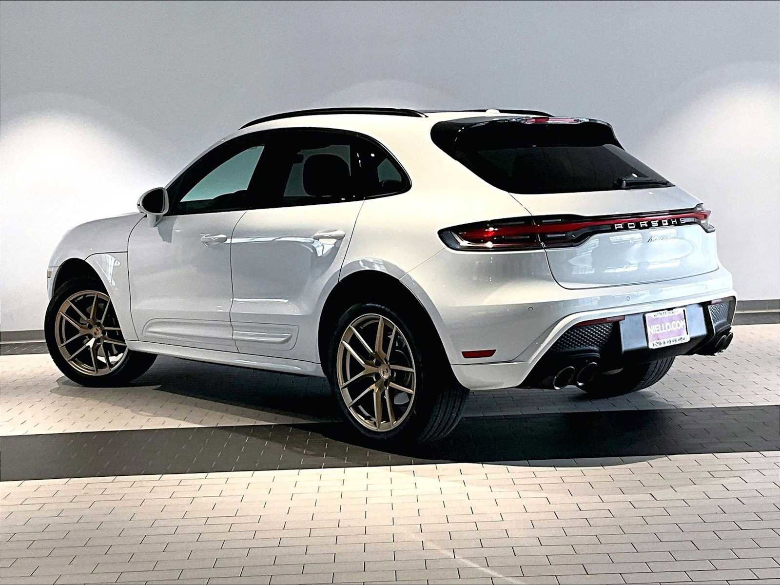 Used 2025 Porsche Macan image 3