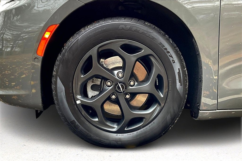 Used 2022 Chrysler Pacifica Limited w/ Uconnect Theater Family Group image 34