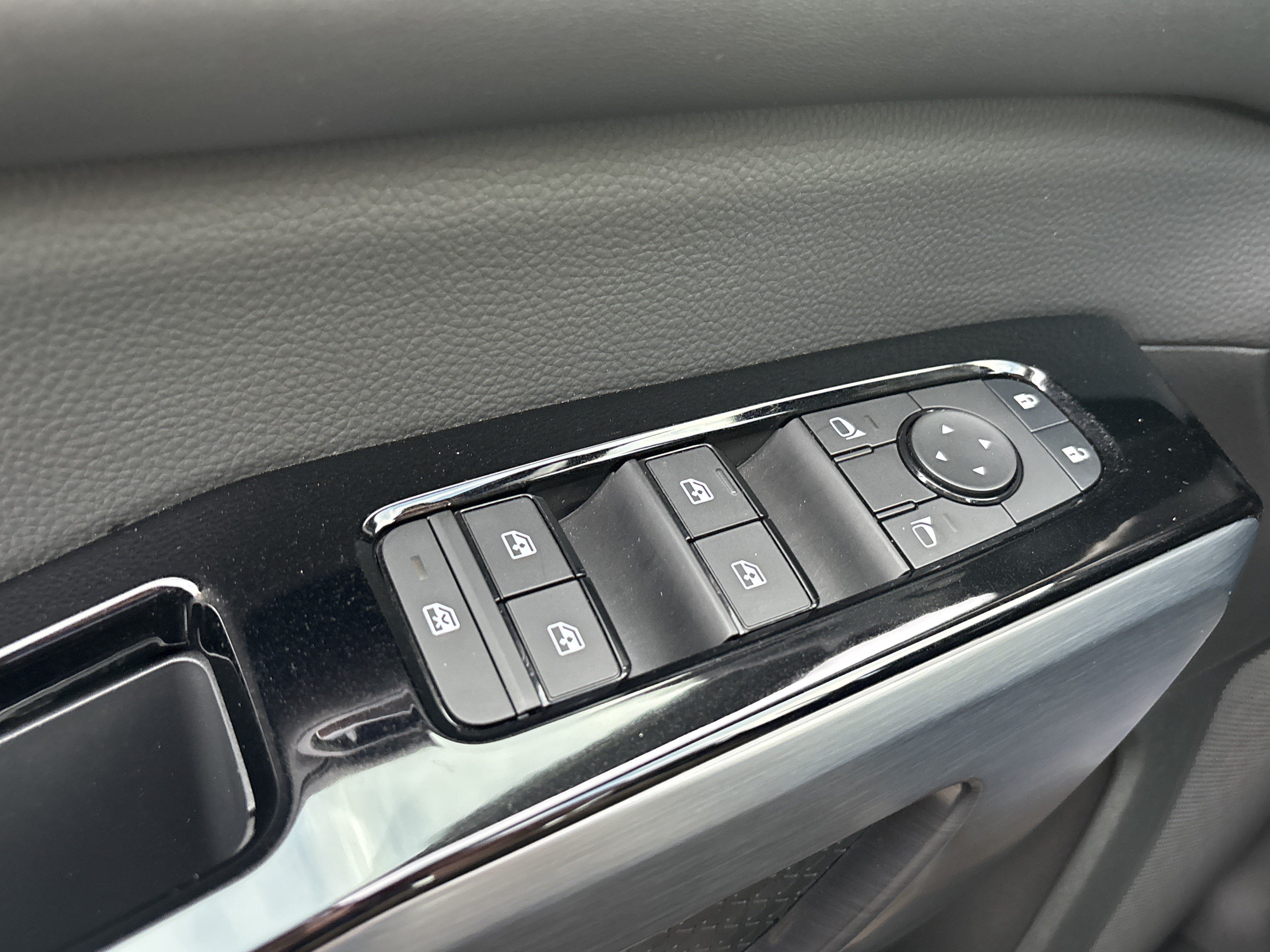 Used 2025 Nissan Pathfinder SL AWD/4WD image 24