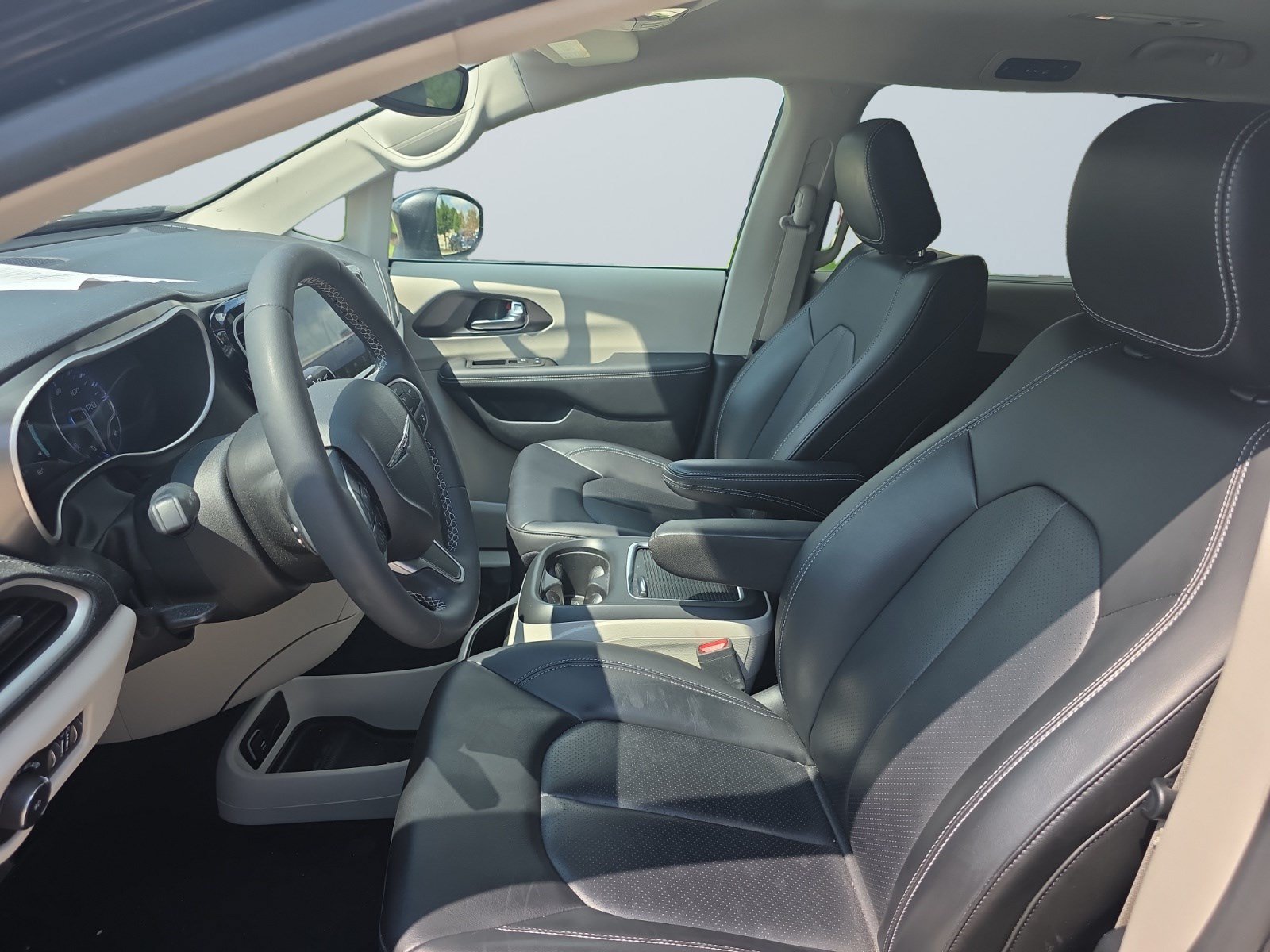 Used 2023 Chrysler Pacifica Touring-L AWD/4WD image 11
