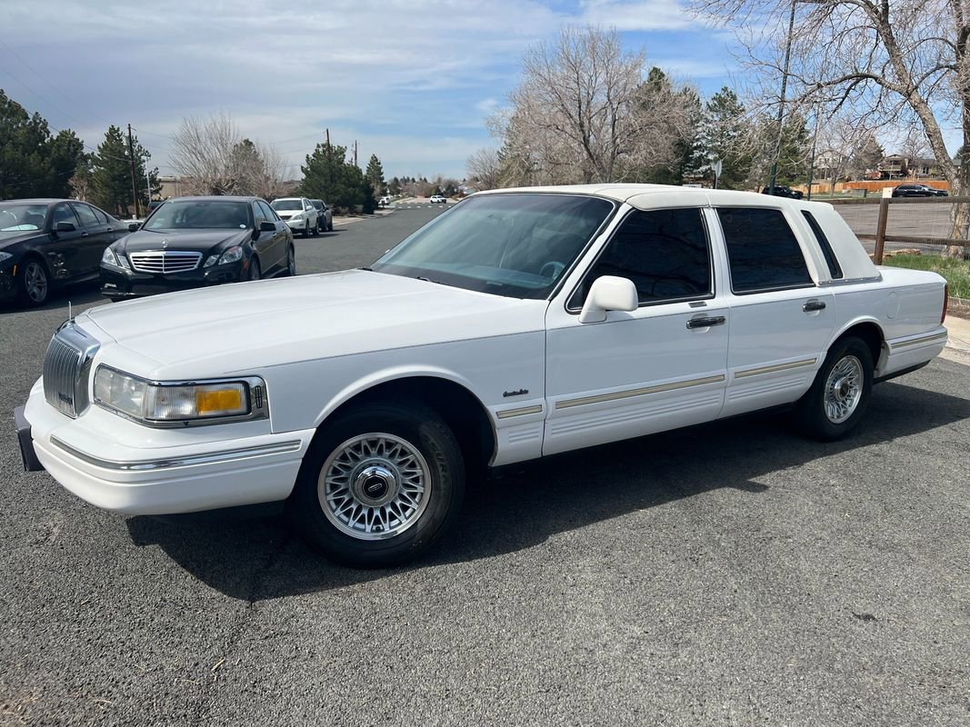 Used 1997 Lincoln Town Car Executive image 3