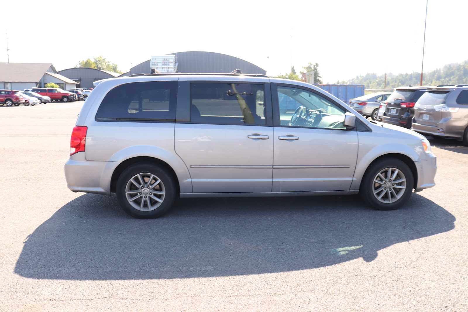 Used 2016 Dodge Grand Caravan SXT FWD image 4