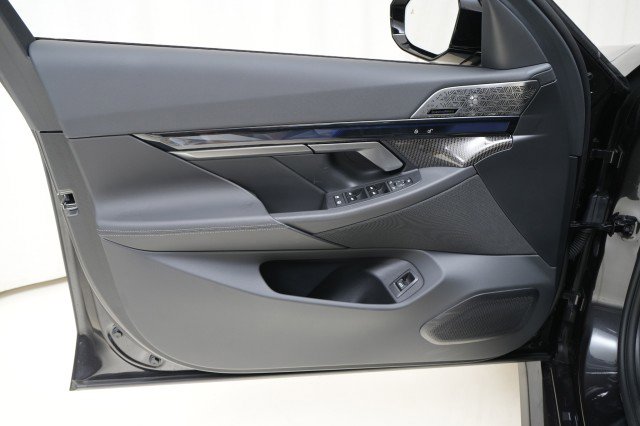 Used 2025 BMW M5 w/ Executive Package image 26