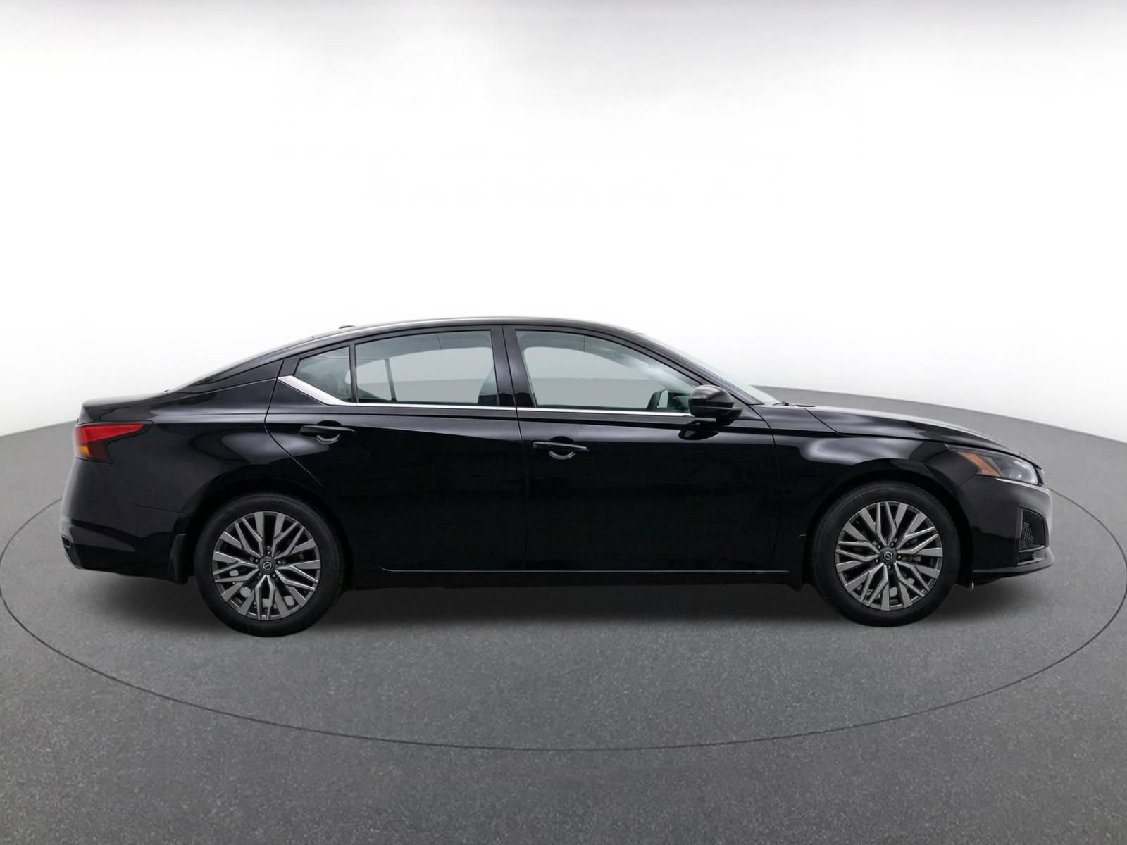 Used 2025 Nissan Altima 2.5 SV FWD image 9