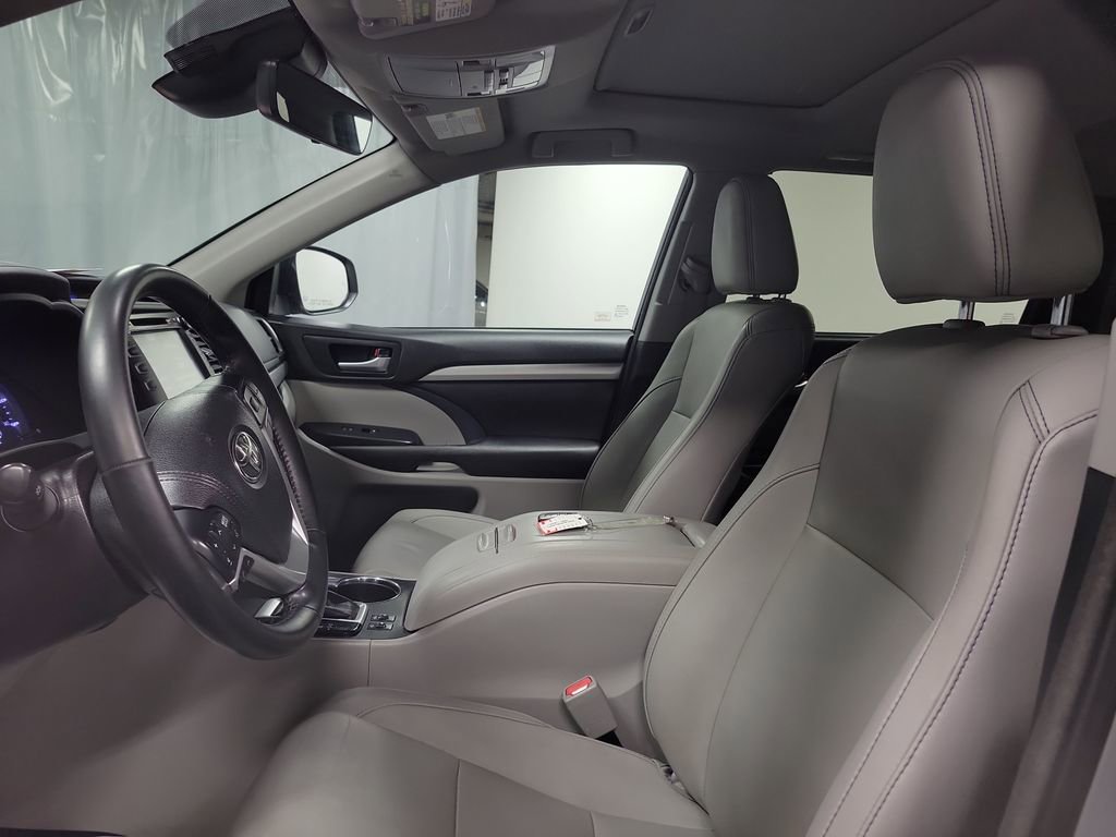 Used 2017 Toyota Highlander XLE image 12
