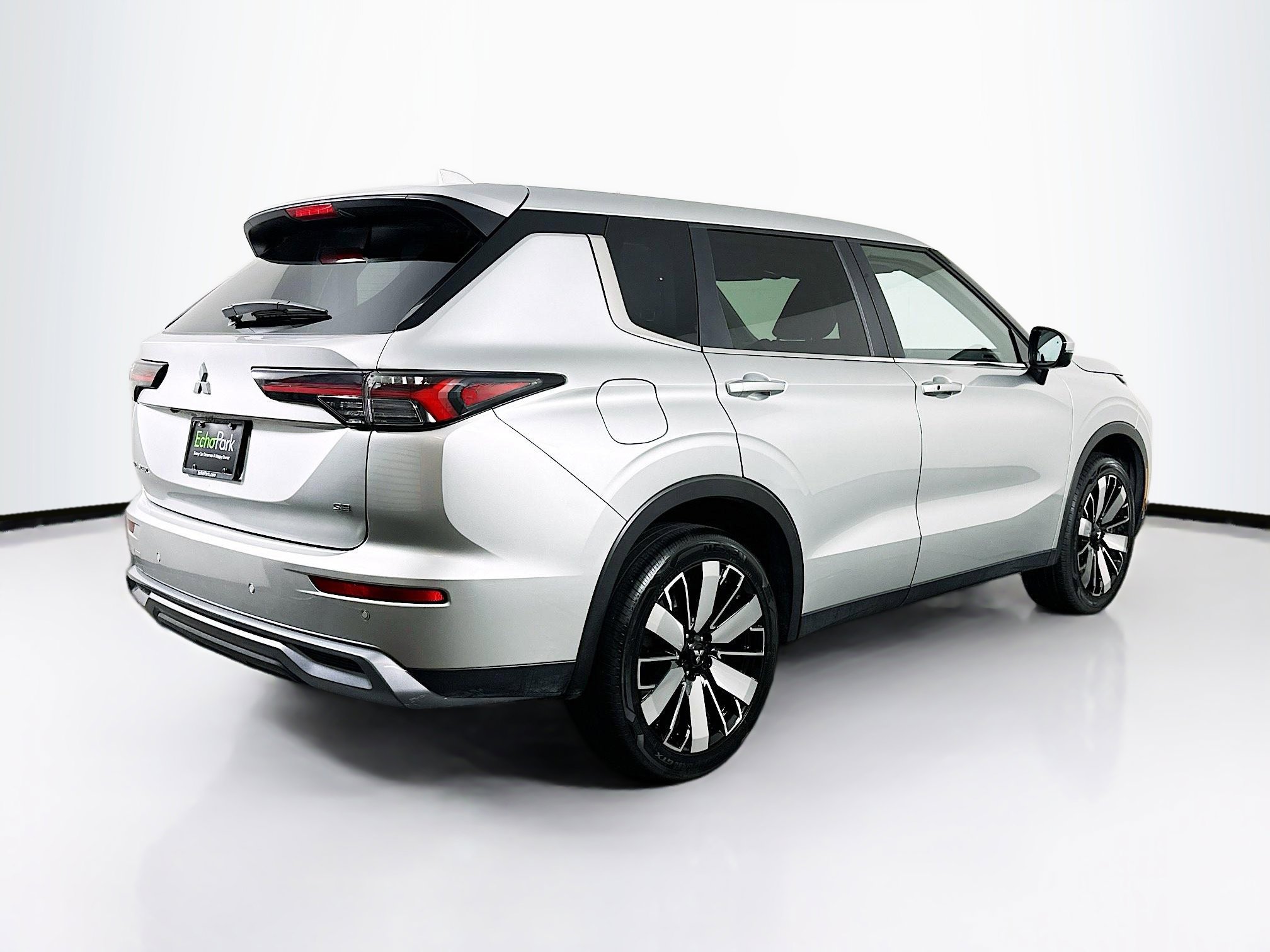 Used 2025 Mitsubishi Outlander SE image 9