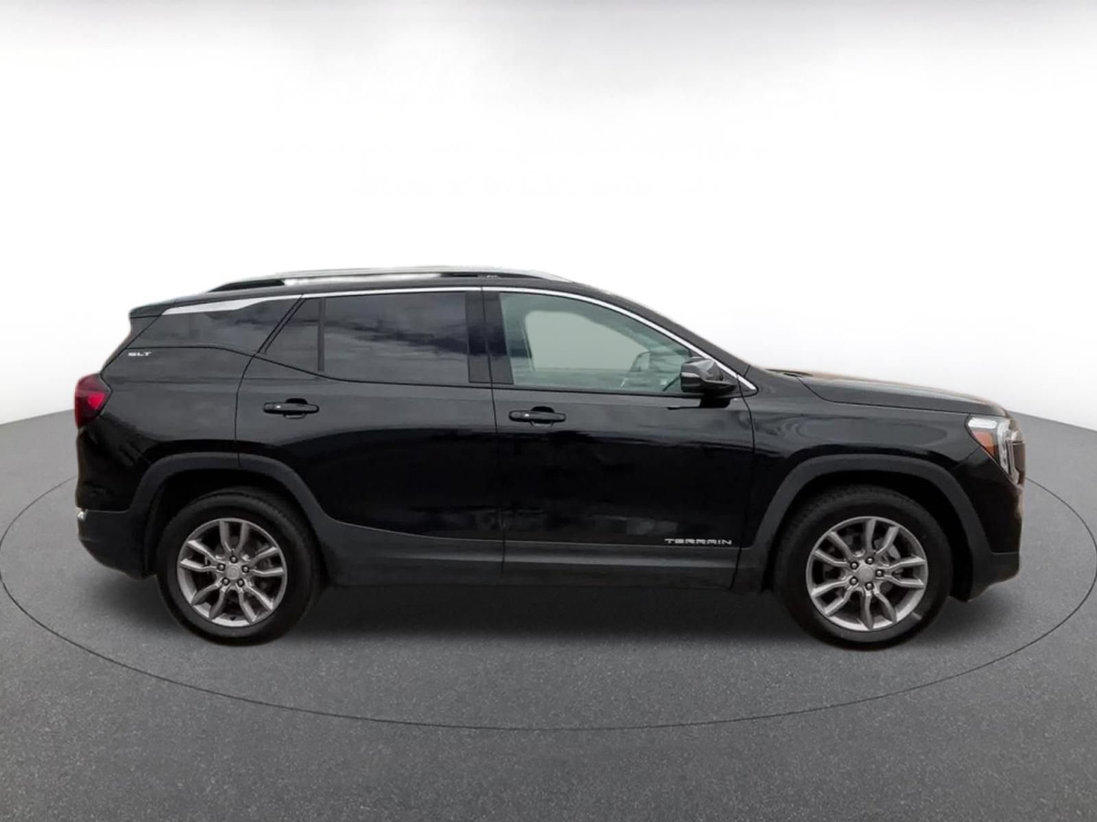 Used 2024 GMC Terrain SLT AWD/4WD image 16