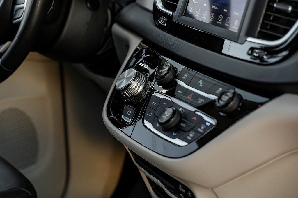 Used 2019 Chrysler Pacifica Touring-L image 30